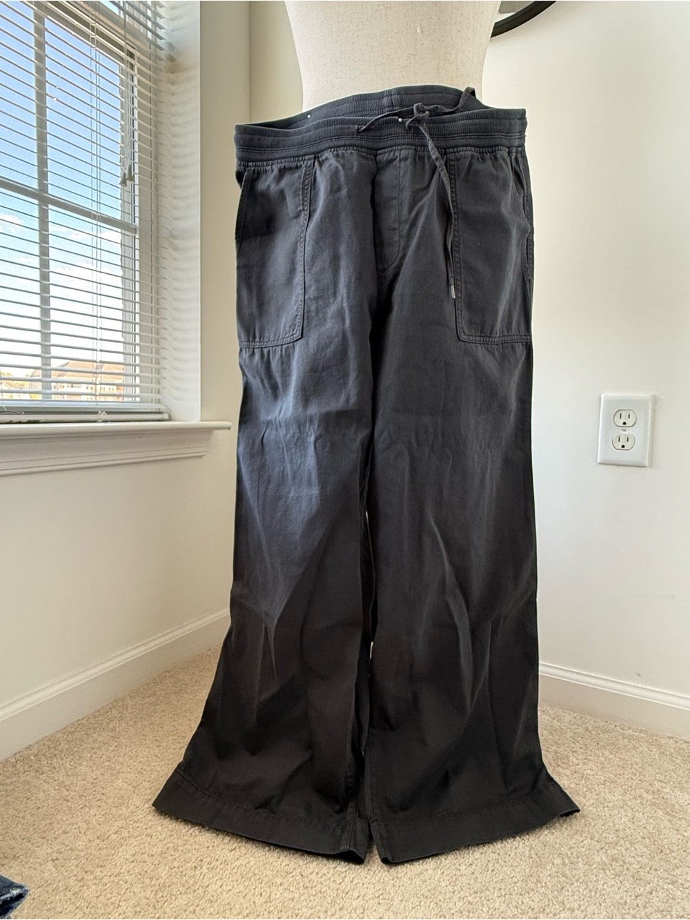 GAP Women’s Black Wide-Leg Drawstring Joggers
